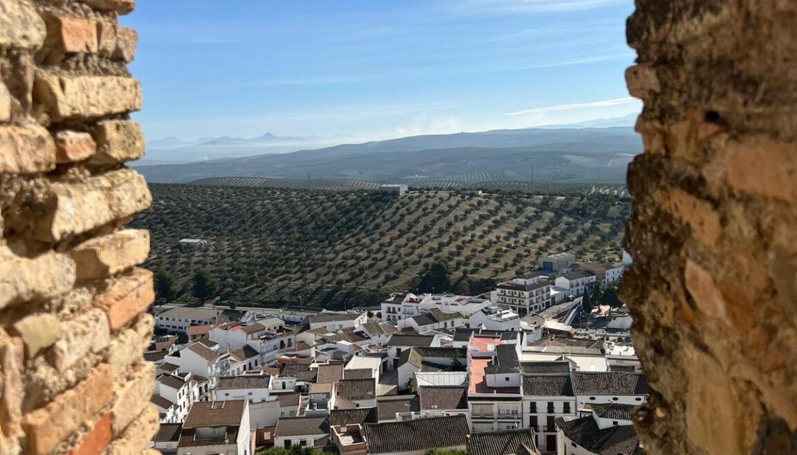 UNO DE LOS CASTILLOS VISITABLES MÁS ESPECTACULARES SOBREVUELA ESTA LOCALIDAD RICA EN HISTORIAS Y PATRIMONIO